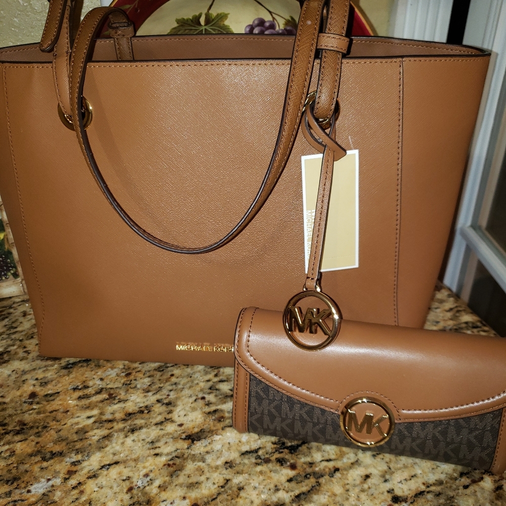 MK Tote purse w/ wallet